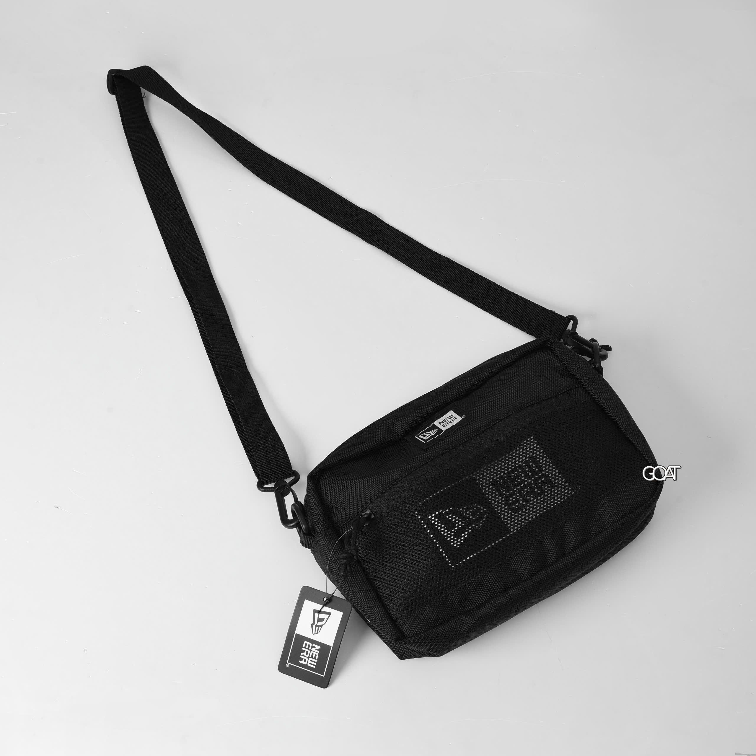 NEW ERA BIG LOGO SHOULDER BAG - BLACK